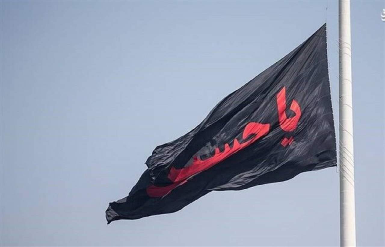 بزرگترین پرچم عزای حضرت سیدالشهدا (ع) برافراشته شد