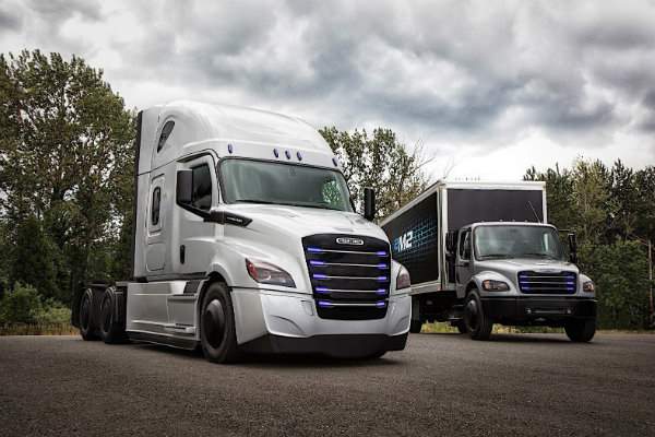 daimler-shows-off-two-new-electric-freightliner-trucks-for-the-us_2
