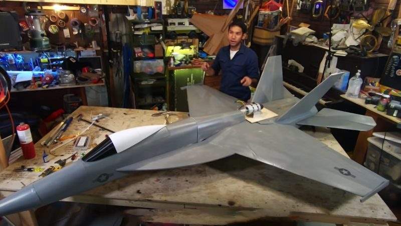 ساخت جنگنده F-18 با فوم، کاغذ و موتور جت [تماشا کنید]