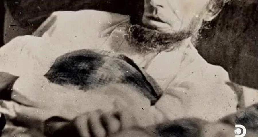 عکسی که آبراهام لینکلن را ساعاتی پس از ترور در بستر مرگ نشان می‌دهد واقعی است؟