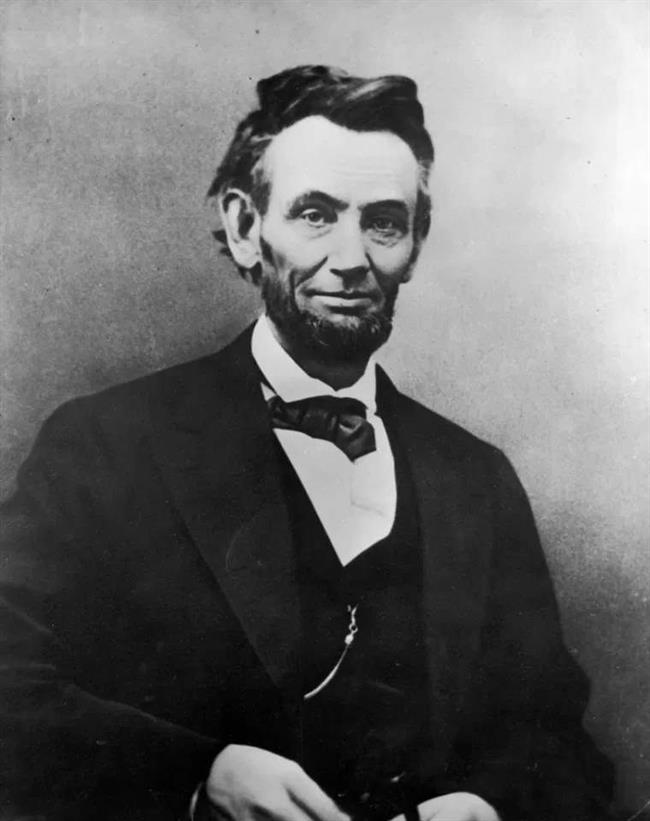 آبراهام لینکلن در 14 آوریل 1865 توسط جان ویلکس بوث که یک بازیگر تئاتر و در واقع جاسوس نیروهای کنفدراسیون بود به قتل رسید.
