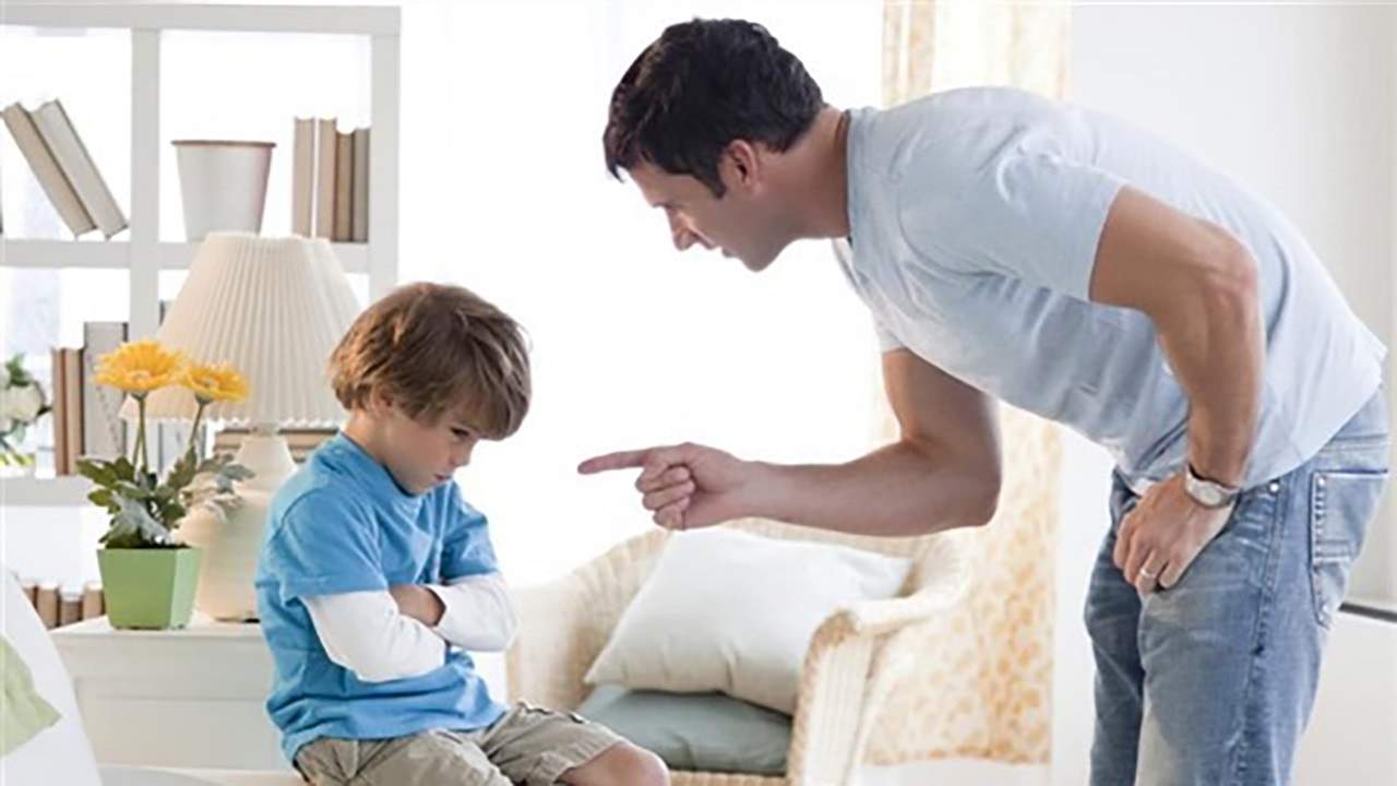 رفتار‌هایی از پدران که پسران را تحقیر می‌کند
