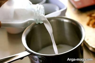 ریختن شیر در شیر جوش جهت تهیه دسر عربی