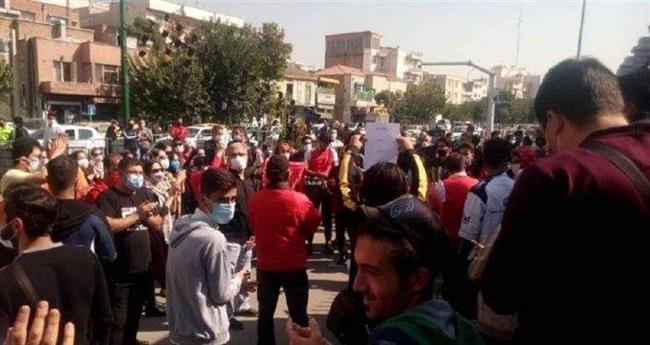 تجمع هواداران پرسپولیس مقابل مجلس شورای اسلامی