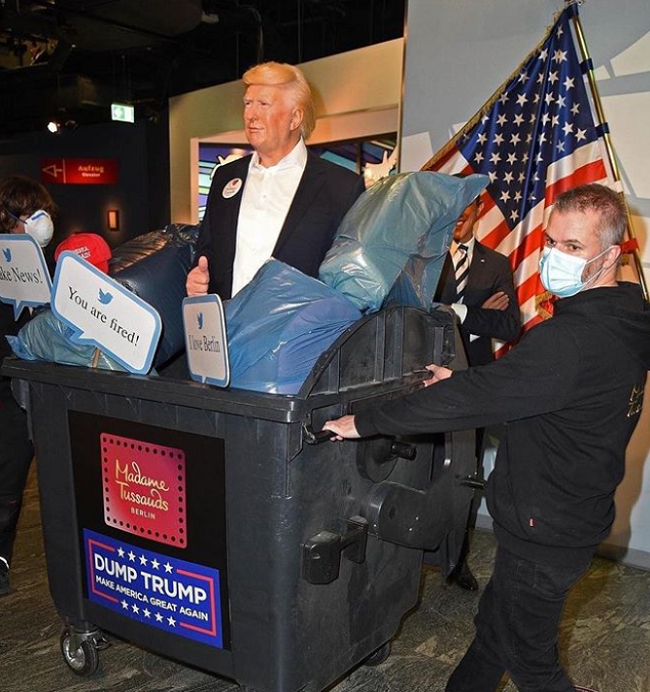 عکس:  مجسمه ترامپ داخل سطل زباله موزه برلین
