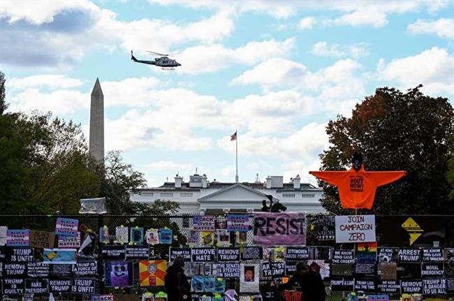 نصب پوستر‌هایی علیه ترامپ روی نرده‌های کاخ سفید