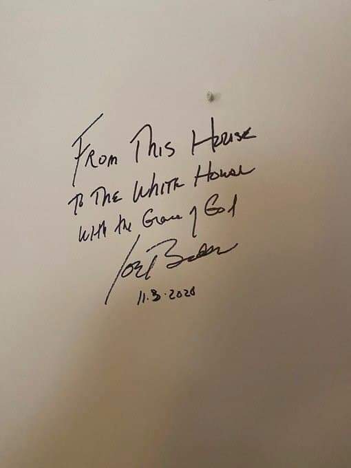 نوشته بایدن روی دیوار منزلش در دوران کودکی
