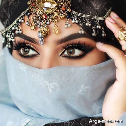 مدلی از میکاپ چشم هندی