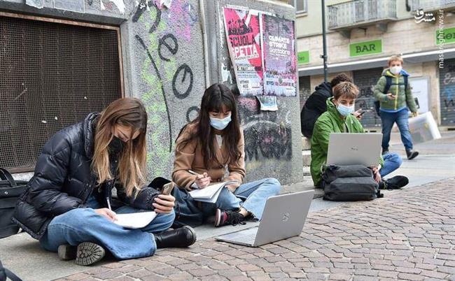 عکس: کلاس درس دانش آموزان ایتالیایی در خیابان