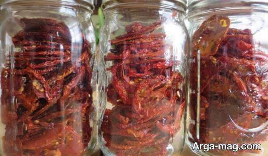 خشکاندن گوجه فرنگی و قرار دادن در شیشه همراه با روغن زیتون و سبزیجات معطر