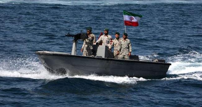 در ایران از توقیف 4 قایق ناشناس در آب‌های خلیج‌فارس خبر دادند 