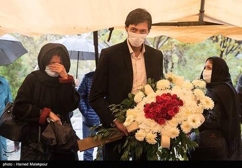 فرزند زنده‌یاد پرویز پورحسینی در مراسم خاکسپاری +عکس