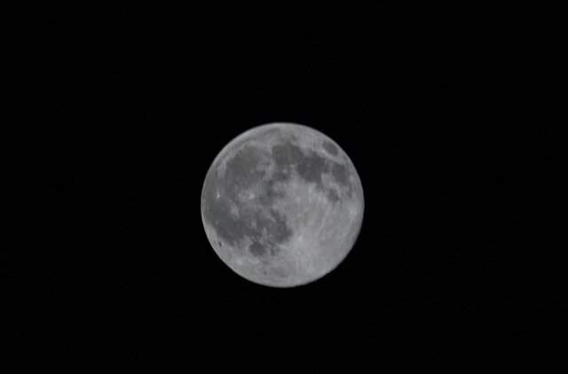 درخشش ماه کامل در فضا