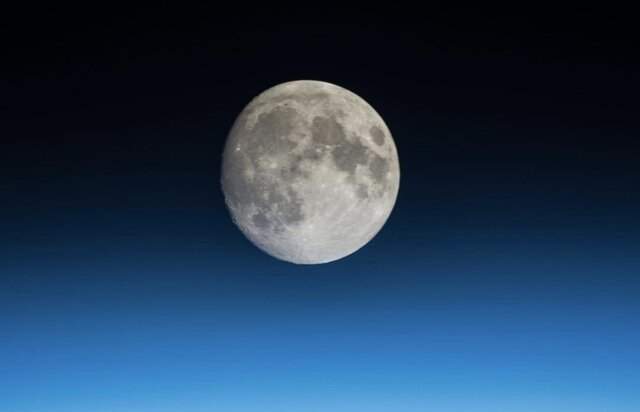 درخشش ماه کامل در فضا