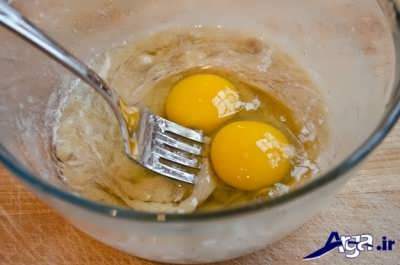 مخلوط کردن زرده تخم مرغ و عسل با موز 
