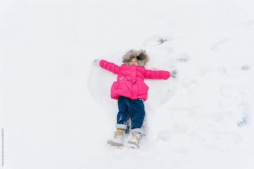 ببینید ؛  واکنش جالب یک کودک بعد از دیدن برف برای اولین بار