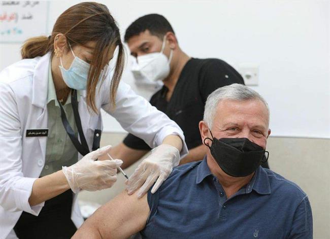 لحظه تزریق واکسن کرونا به پادشاه اردن+عکس