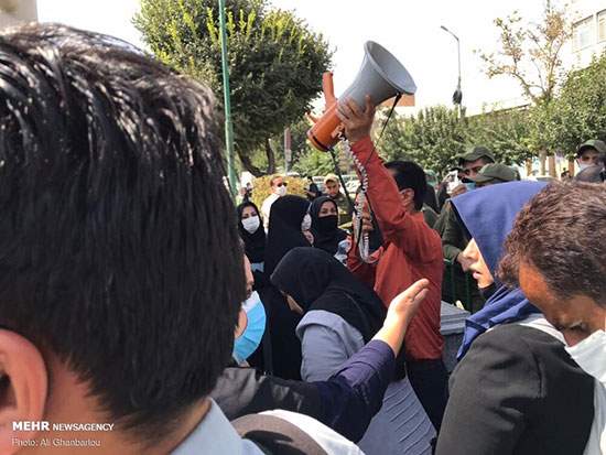 معلمان معترض مقابل مجلس چادر زدند+عکس