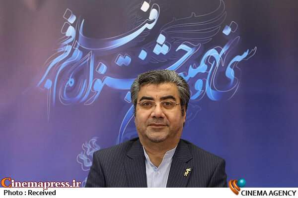 امسال چون ما هیات انتخاب نداشتیم همزمان فیلم‌ها را می‌بینیم یعنی هم داوران ما و هم شورای پروانه نمایش آثار را می‌بینند