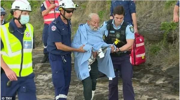 یک پیرمرد استرالیایی هنگام پرش با چتر دچار حادثه شد