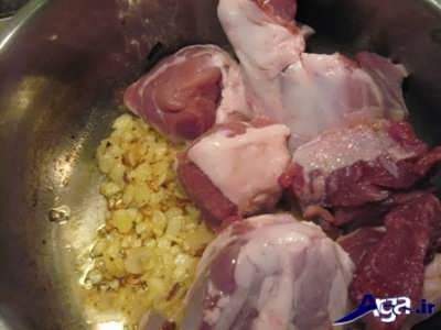 تفت دادن گوشت با پیاز 