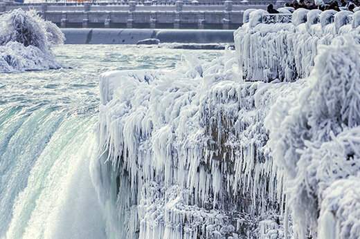 ببینید ؛ تصاویر حیرت‌انگیز یخ زدن بخشی از آبشار نیاگارا
