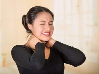 8 راهکار ساده برای درمان خشکی گردن