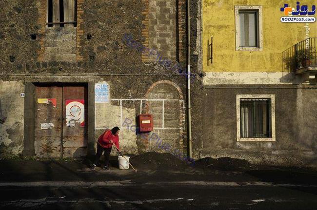 جارو کردن غبارهای آتشفشان در خیابان های ایتالیا+عکس