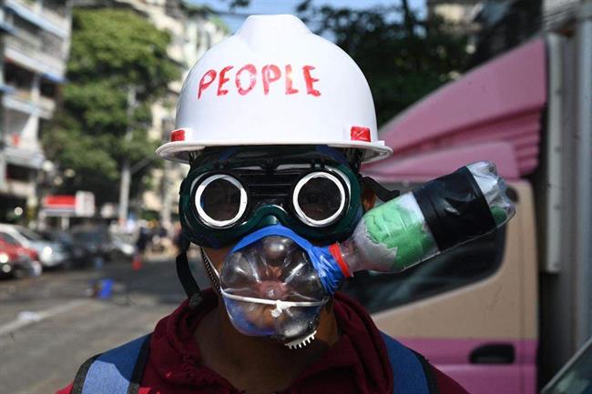 ماسک ضد گاز اشک آور معترض میانماری + عکس