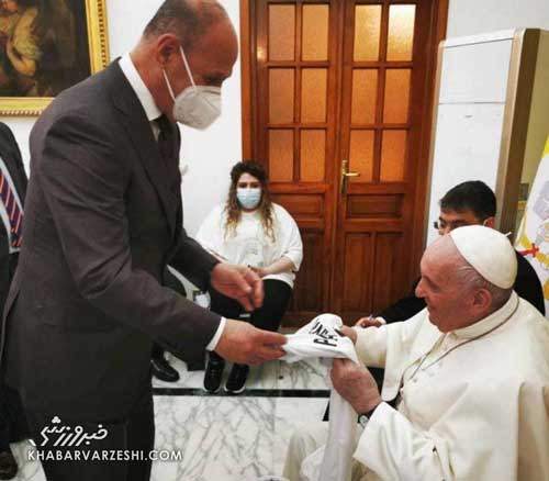 پیراهن تیم ملی عراق تقدیم به پاپ فرانسیس