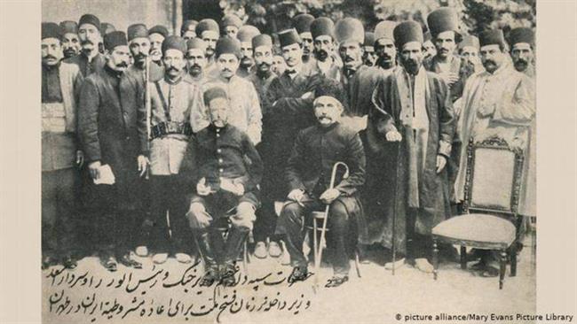 عکسی از فاتحان تهران در دوران مشروطه. سپه‌دار اعظم، محمد ولی تنکابنی به همراه سردار اسعد، وزیر داخله و از روسای ایل بختیاری‌. تاریخ: 1909 میلادی