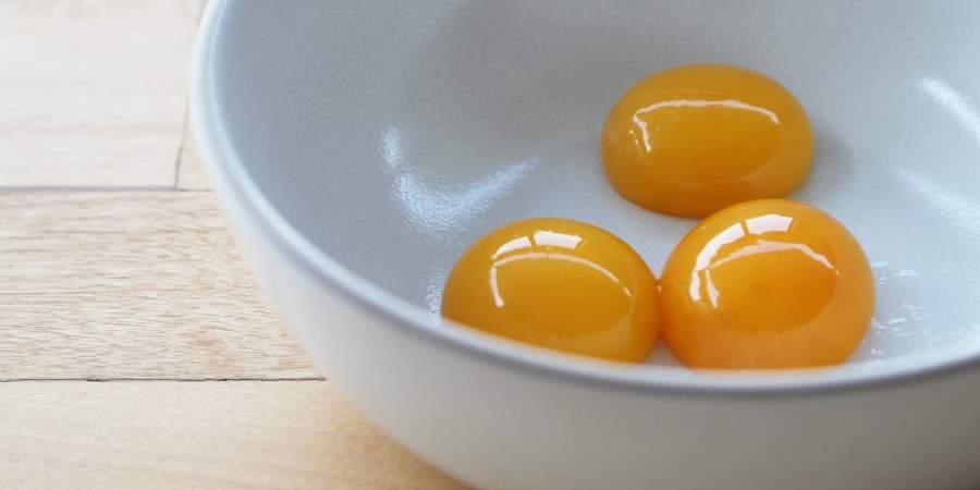 ترفند: جدا کردن زرده از سفیده تخم مرغ در سه سوت! + ویدئو