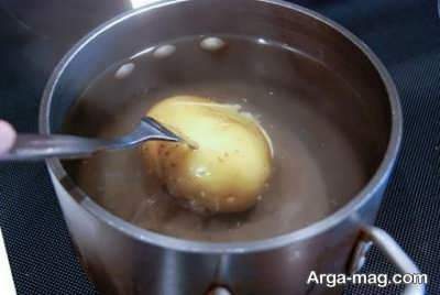 آب پز کردن سیب زمینی 