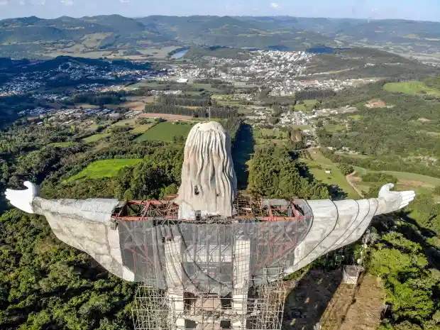 همه چیز برای قرار دادن تمثال مسیح در سر جای خود آماده است، مجسمه ای که با 141 فوت (43 متر) ارتفاع، بلندترین مجسمه مسیح خواهد بود.
