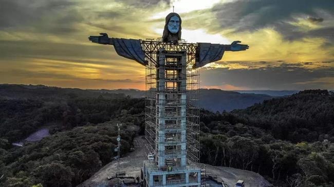 همه چیز برای قرار دادن تمثال مسیح در سر جای خود آماده است، مجسمه ای که با 141 فوت (43 متر) ارتفاع، بلندترین مجسمه مسیح خواهد بود.