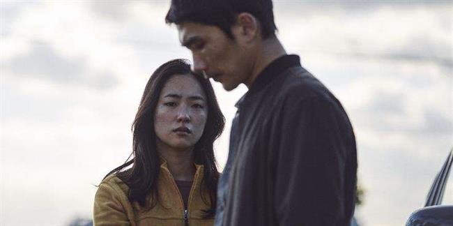 در فیلم Night in Paradise، کارگردان کره ای تصویری خشن و نهیلیستی از دنیایی ترسیم می کند که توسط اصول اخلاقی گانگسترها کنترل می شود