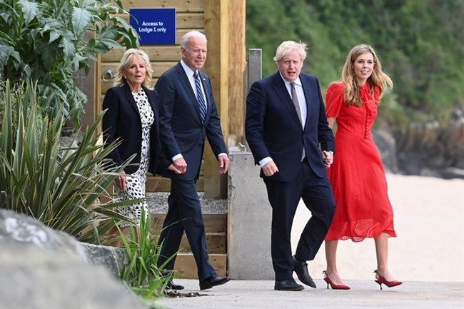 بوریس جانسون نخست وزیر انگلیس با همسر 33 ساله اش + عکس