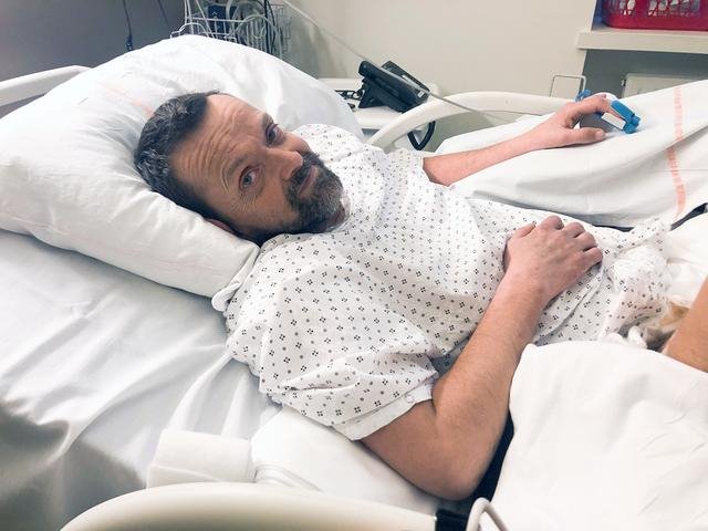 یک مرد ایسلندی که اولین مورد پیوند هر دو دست و شانه را دریافت کرده است، بعد از جراحی به خوبی در حال بهبودی است، دو دهه پس از آنکه در یک سانحه هر دو دستش را از دست داد.
