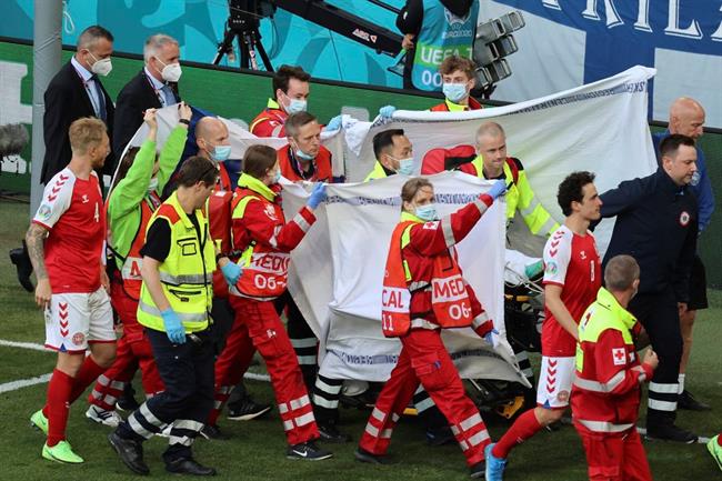 در جریان مسابقه بین تیم های فوتبال دانمارک و فنلاند در اولین مسابقه دو تیم از مسابقات یورو 2020، در صحنه ای بسیار تکان دهنده از بازی، کریستین اریکسن بازیکن مشهور تیم ملی دانمارک و تیم باشگاهی اینتر، به ناگاه تعادل خود را از دست داده و زمین خورد.
