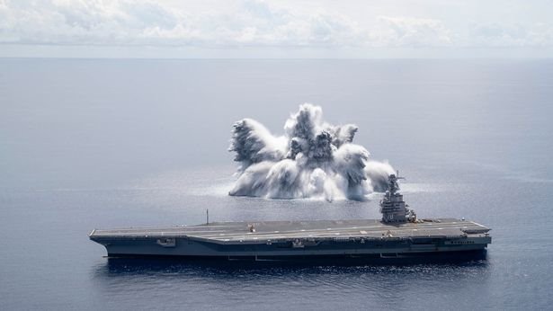 لحظه انفجار بمب 40,000 تنی در کنار ناو هواپیمابر نیروی دریایی ایالات متحده + ویدیو