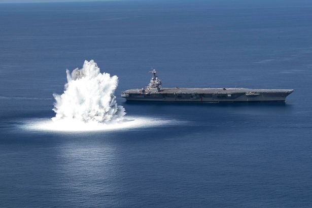 نیروی دریایی ایالات متحده ویدیویی از لحظه منفجر شدن یک بمب در دل اقیانوس منتشر کرده که باعث وقوع یک زمین لرزه صدها کیلومتر آنطرف تر می شود.