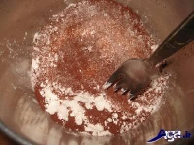 مخلوط کردن پودر کاکائو با نمک و نشاسته ذرت 