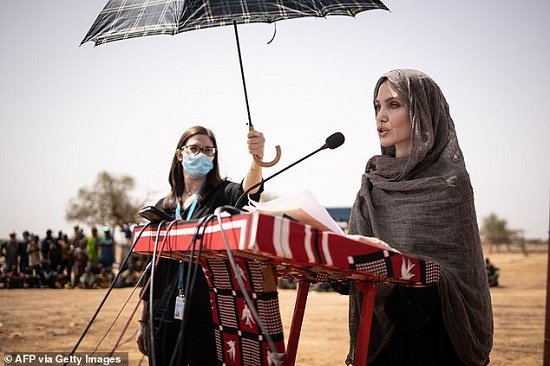 سخنرانی آنجلینا جولی با روسری در کمپ پناهندگان
