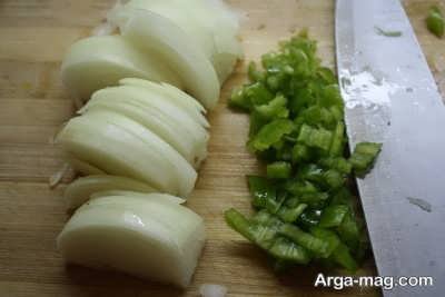 پیاز و فلفل سبز برای تهیه خوراک بامیه