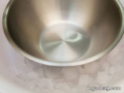 قرار دادن ظرف فلزی درون ظرف یخ 