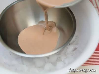 ریختن مایع بستنی درون ظرف فلزی 