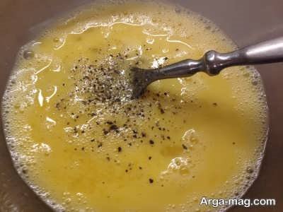 میکس تخم مرغ و فلفل جهت تهیه کوکوی گل کلم