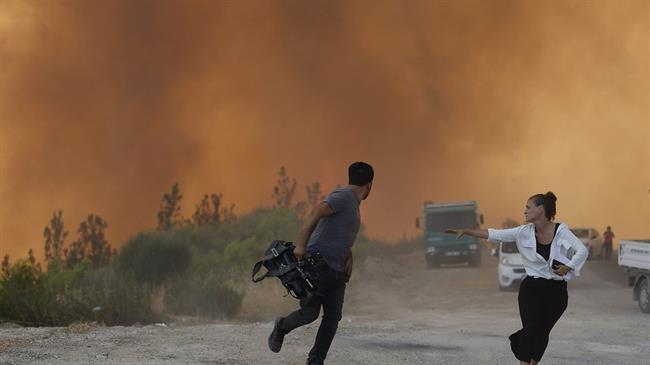 فرار گردشگران وحشت زده در مناطق جنوبی ترکیه و نجات ان ها با قایق پس از آتش سوزی گسترده در مناطق جنوبی این کشور