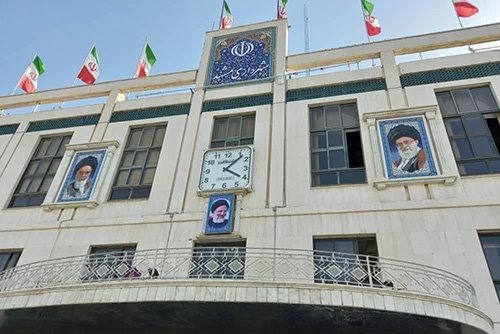 نصب تصویر رئیسی در ساختمان شهرداری مشهد
