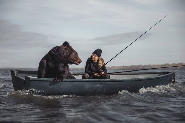 زنی روسی که با یک خرس قهوه ای غول پیکر به ماهیگیری می رود + ویدیو
